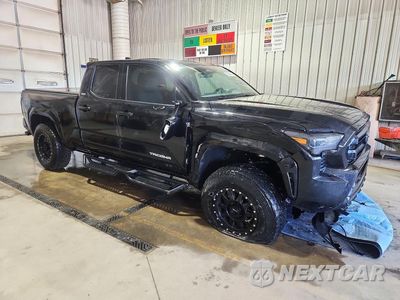 Czwarte zdjęcie samochodu z boku: 2025 TOYOTA TACOMA SR5 VIN:3TMLB5JN1SM102101 - miniatura