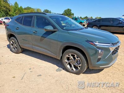Czwarte zdjęcie samochodu z boku: 2025 CHEVROLET TRAX 1LT VIN:KL77LHEP0SC092929 - miniatura