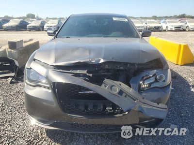 Piąte zdjęcie samochodu w środku: 2019 CHRYSLER 300 S VIN:2C3CCABG0KH634013 - miniatura