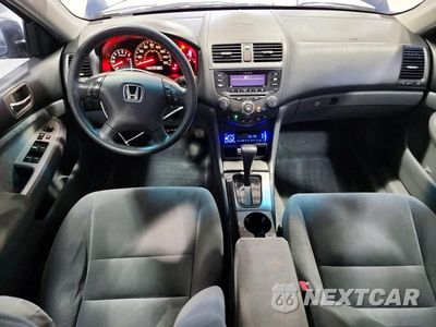 Zdjęcie 8 z 13 samochodu: 2004 HONDA ACCORD EX VIN:1HGCM56654A005979 - miniatura