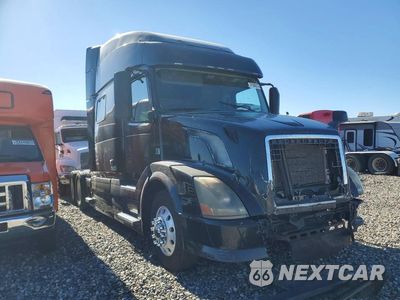 Czwarte zdjęcie samochodu z boku: 2015 VOLVO VNL - SEMI TRUCK VIN:4V4N99EH2FN910859 - miniatura