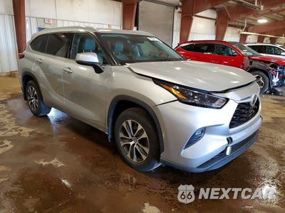Czwarte zdjęcie samochodu z boku: 2022 TOYOTA HIGHLANDER XLE VIN:5TDGZRBH0NS575179 - miniatura