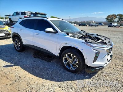 Czwarte zdjęcie samochodu z boku: 2025 CHEVROLET TRAX 1LT VIN:KL77LHEP6SC314325 - miniatura