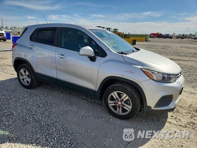 Czwarte zdjęcie samochodu z boku: 2021 CHEVROLET TRAX LS VIN:KL7CJNSB4MB357646 - miniatura