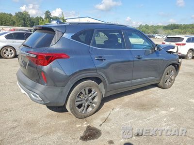 Trzecie zdjęcie samochodu z tyłu: 2023 KIA SELTOS S VIN:KNDEU2AA6P7395381 - miniatura