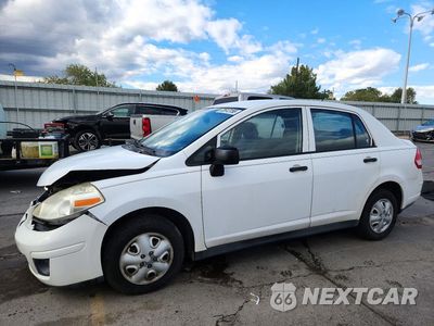 2009 NISSAN VERSA 1.6 BASE 3N1CC11E39L479666 - główne zdjęcie licytacji z USA - miniatura