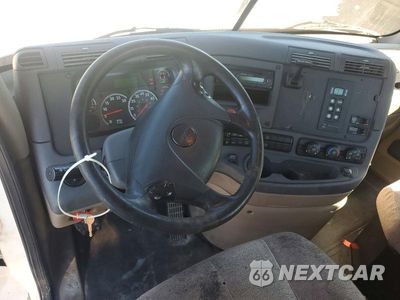 Zdjęcie 8 z 13 samochodu: 2017 FREIGHTLINER CASCADIA 1 - SEMI TRUCK VIN:1FVAGDBG0HLJE1484 - miniatura