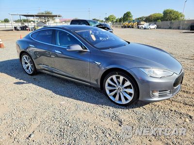 Czwarte zdjęcie samochodu z boku: 2013 TESLA MODEL S VIN:5YJSA1DP5DFP10571 - miniatura