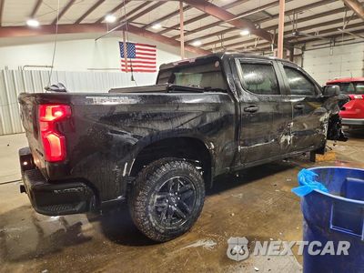 Trzecie zdjęcie samochodu z tyłu: 2021 CHEVROLET SILVERADO K1500 TRAIL BOSS CUSTOM VIN:1GCPYCEF0MZ447841 - miniatura