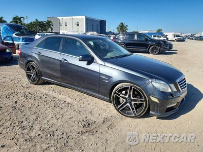 Czwarte zdjęcie samochodu z boku: 2010 MERCEDES-BENZ E 63 AMG VIN:WDDHF7HB7AA121576 - miniatura