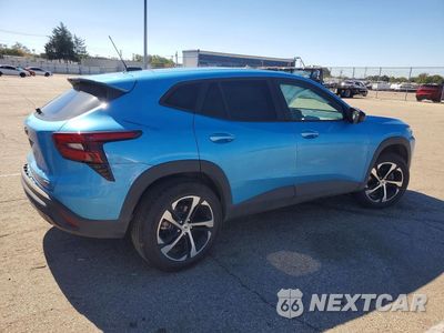Trzecie zdjęcie samochodu z tyłu: 2025 CHEVROLET TRAX 1RS VIN:KL77LGEP9SC222295 - miniatura