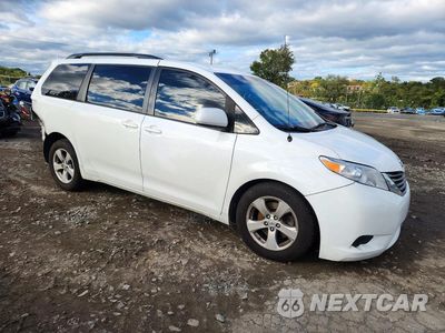 Czwarte zdjęcie samochodu z boku: 2013 TOYOTA SIENNA LE VIN:5TDKK3DC8DS362301 - miniatura