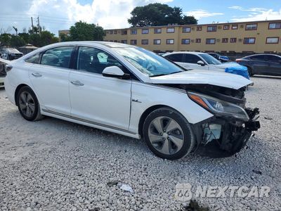 Czwarte zdjęcie samochodu z boku: 2017 HYUNDAI SONATA HYBRID LIMITED VIN:KMHE34L33HA075285 - miniatura