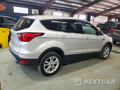 Trzecie zdjęcie samochodu z tyłu: 2019 FORD ESCAPE SE VIN:1FMCU9GD3KUA93408 - miniatura