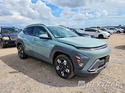 Czwarte zdjęcie samochodu z boku: 2025 HYUNDAI KONA SEL VIN:KM8HBCAB1SU226862 - miniatura