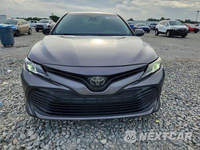 Piąte zdjęcie samochodu w środku: 2018 TOYOTA CAMRY LE VIN:4T1B11HK8JU651979 - miniatura