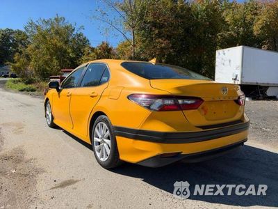 Trzecie zdjęcie samochodu z tyłu: 2022 TOYOTA CAMRY LE VIN:4T1C11AK5NU621780 - miniatura