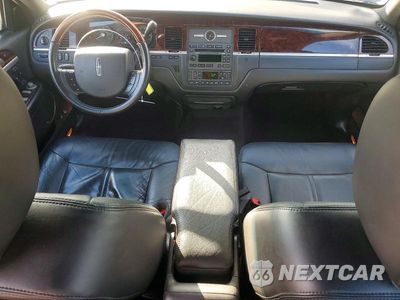 Zdjęcie 8 z 12 samochodu: 2011 LINCOLN TOWN CAR SIGNATURE LIMITED VIN:2LNBL8CV1BX764624 - miniatura