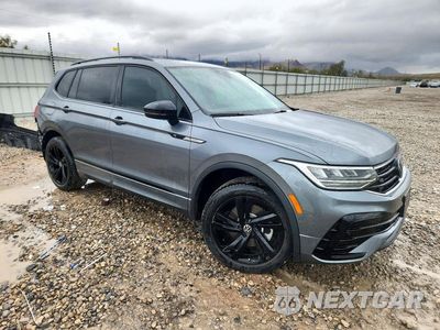 Czwarte zdjęcie samochodu z boku: 2024 VOLKSWAGEN TIGUAN SE R-LINE BLACK VIN:3VVCB7AXXRM053246 - miniatura