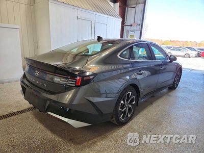 Trzecie zdjęcie samochodu z tyłu: 2024 HYUNDAI SONATA SEL VIN:KMHL64JA3RA400020 - miniatura
