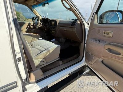 Piąte zdjęcie samochodu w środku: 2001 TOYOTA TUNDRA SR5 VIN:5TBRT34121S167860 - miniatura