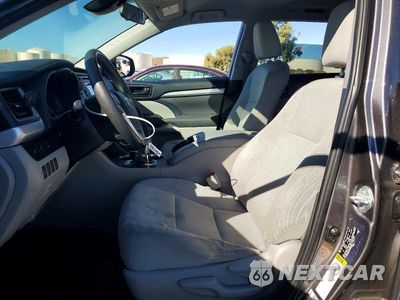 Zdjęcie 7 z 12 samochodu: 2019 TOYOTA HIGHLANDER LE VIN:5TDZARFH5KS049913 - miniatura