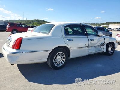 Trzecie zdjęcie samochodu z tyłu: 2000 LINCOLN TOWN CAR SIGNATURE VIN:1LNHM82W9YY852895 - miniatura