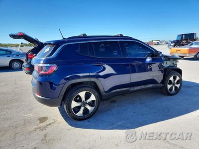 Trzecie zdjęcie samochodu z tyłu: 2020 JEEP COMPASS LATITUDE VIN:3C4NJDBB0LT252122 - miniatura