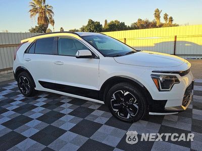 Czwarte zdjęcie samochodu z boku: 2023 KIA NIRO WIND VIN:KNDCR3L17P5027072 - miniatura