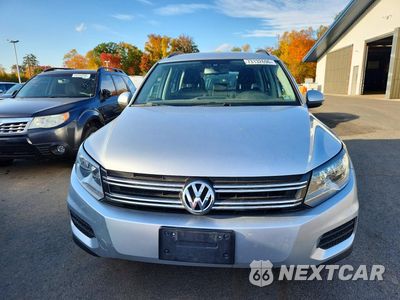 Piąte zdjęcie samochodu w środku: 2017 VOLKSWAGEN TIGUAN S VIN:WVGBV7AX0HW507175 - miniatura