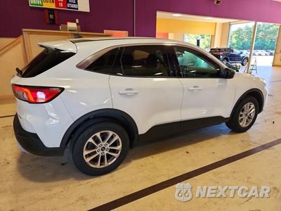 Trzecie zdjęcie samochodu z tyłu: 2022 FORD ESCAPE SE VIN:1FMCU9G64NUA60858 - miniatura