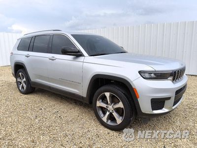 Czwarte zdjęcie samochodu z boku: 2023 JEEP GRAND CHEROKEE L LAREDO VIN:1C4RJJAG5P8754688 - miniatura