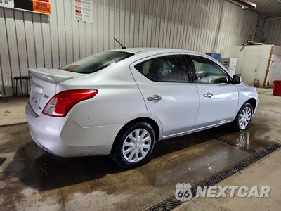 Trzecie zdjęcie samochodu z tyłu: 2014 NISSAN VERSA 1.6 S VIN:3N1CN7AP6EL832135 - miniatura