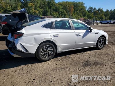 Trzecie zdjęcie samochodu z tyłu: 2026 HYUNDAI SONATA HYBRID BLUE VIN:KMHL24JJ7TA141471 - miniatura