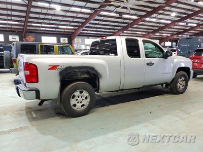 Trzecie zdjęcie samochodu z tyłu: 2011 CHEVROLET SILVERADO K1500 LT VIN:1GCRKSE32BZ266523 - miniatura