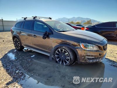 Czwarte zdjęcie samochodu z boku: 2016 VOLVO V60 CROSS COUNTRY PLATINUM VIN:YV4612HMXG1014449 - miniatura