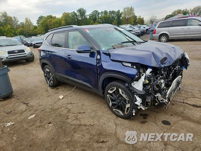 Czwarte zdjęcie samochodu z boku: 2024 KIA SELTOS SX VIN:KNDETCA76R7550057 - miniatura