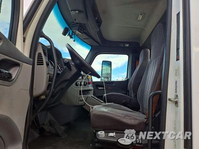 Zdjęcie 7 z 12 samochodu: 2017 PETERBILT 579 SEMI TRUCK VIN:1XPBDP9XXHD441188 - miniatura