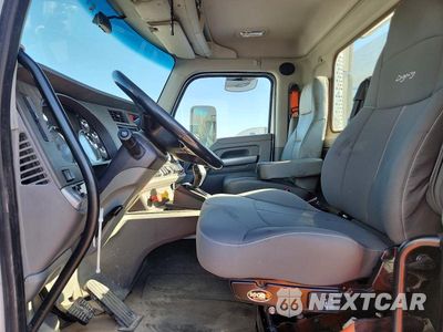 Zdjęcie 7 z 14 samochodu: 2016 KENWORTH T680 SEMI TRUCK VIN:1XKYD49XXGJ119259 - miniatura
