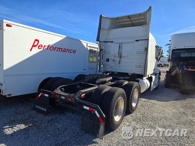 Trzecie zdjęcie samochodu z tyłu: 2020 VOLVO VNR - SEMI TRUCK VIN:4V4WC9EG9LN266608 - miniatura