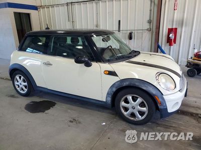 Czwarte zdjęcie samochodu z boku: 2010 MINI COOPER VIN:WMWMF3C51ATZ23416 - miniatura