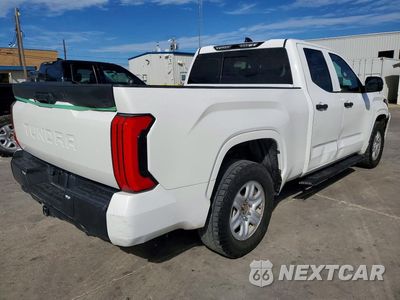 Trzecie zdjęcie samochodu z tyłu: 2023 TOYOTA TUNDRA SR VIN:5TFKB5AA1PX029502 - miniatura