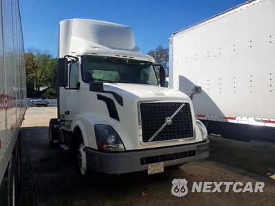 Czwarte zdjęcie samochodu z boku: 2017 VOLVO VNL SEMI TRUCK VIN:4V4N39TG1HN987995 - miniatura