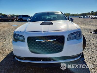 Piąte zdjęcie samochodu w środku: 2015 CHRYSLER 300 S VIN:2C3CCABG3FH802796 - miniatura