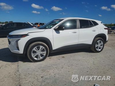 2025 CHEVROLET TRAX LS KL77LFEP9SC236787 - główne zdjęcie licytacji z USA - miniatura