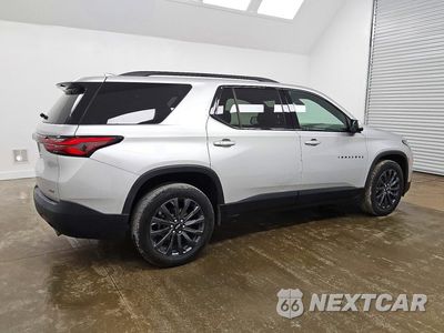 Trzecie zdjęcie samochodu z tyłu: 2022 CHEVROLET TRAVERSE RS VIN:1GNERJKW4NJ127698 - miniatura