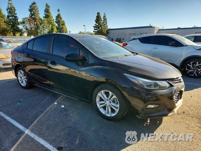 Czwarte zdjęcie samochodu z boku: 2018 CHEVROLET CRUZE LT VIN:1G1BE5SM9J7147135 - miniatura