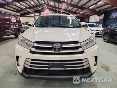 Piąte zdjęcie samochodu w środku: 2017 TOYOTA HIGHLANDER XLE VIN:5TDJZRFHXHS515169 - miniatura