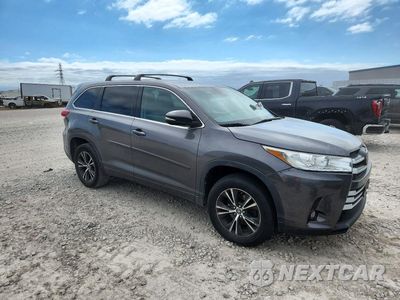Czwarte zdjęcie samochodu z boku: 2018 TOYOTA HIGHLANDER LE VIN:5TDZZRFH3JS254721 - miniatura