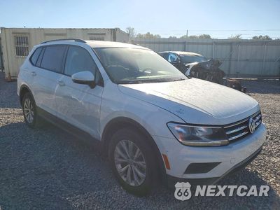 Czwarte zdjęcie samochodu z boku: 2019 VOLKSWAGEN TIGUAN S VIN:3VV1B7AX1KM039393 - miniatura